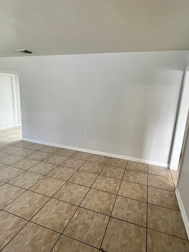 Foto del edificio - 2 BEDROOM 1 BATH SINGLE FAMILY HOME WITH A SEPARATE DEN (POSSIBLE 3RD BEDROOM)