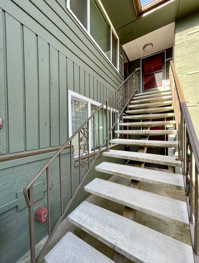 Building Photo - Irvington Top Floor 1 Bed~ Off Street Park...