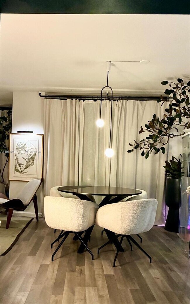 Foto del edificio - 900 Bay Dr