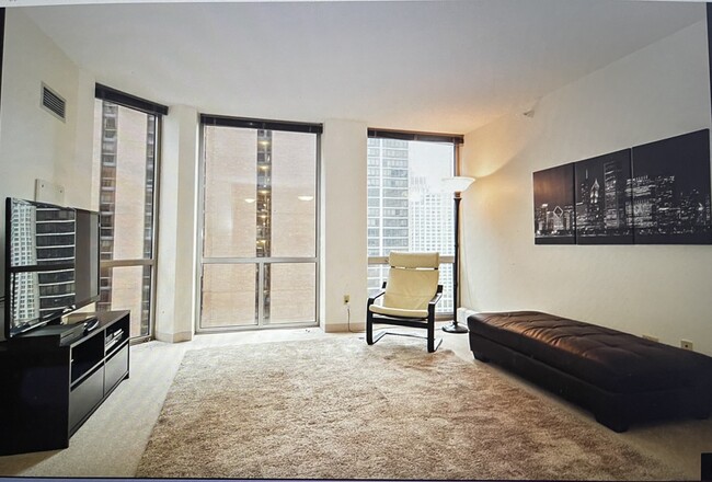 Foto del edificio - 222 N Columbus Dr