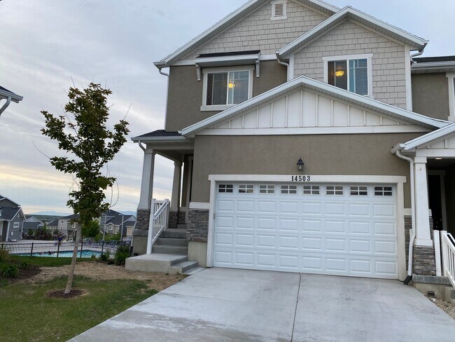 Foto del edificio - Lovely Townhome For Rent
