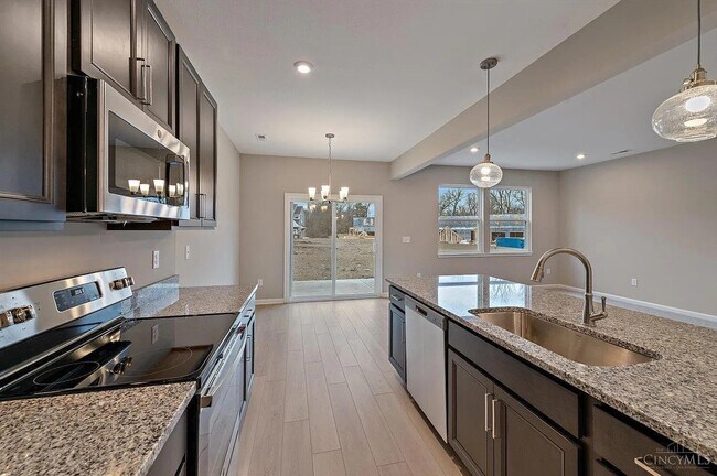 Foto del edificio - Trendy Newer-Build 3BR Craftsman with Loft, Patio & Attached Garage in Cincinnati