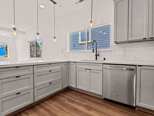 Foto del edificio - AVAILABLE NOW! Bright and Modern Home with High Ceilings and Premium Upgrades in the Columbia Cit...