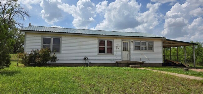 3 bed 1 bath single car carport - 1721 Austin St