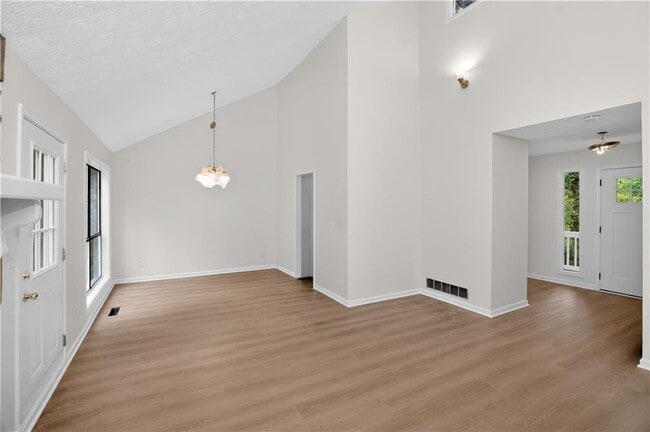 Foto del edificio - 6118 Plumcrest Rd