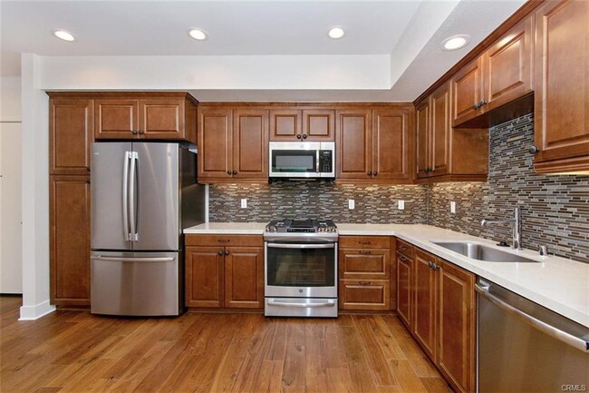 Building Photo - 627 Deep Valley Dr