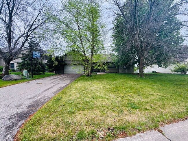Building Photo - 9120 Trotters Ln