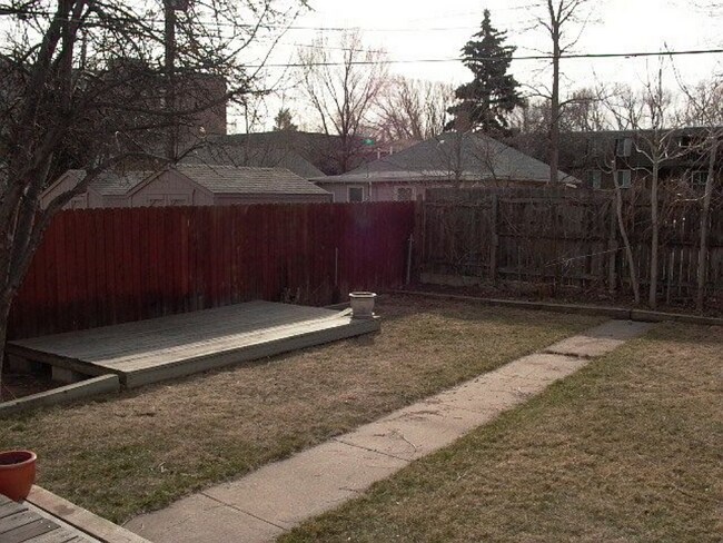 Foto del edificio - Charming 2 Bedroom 1 Bathroom Home In Cent...