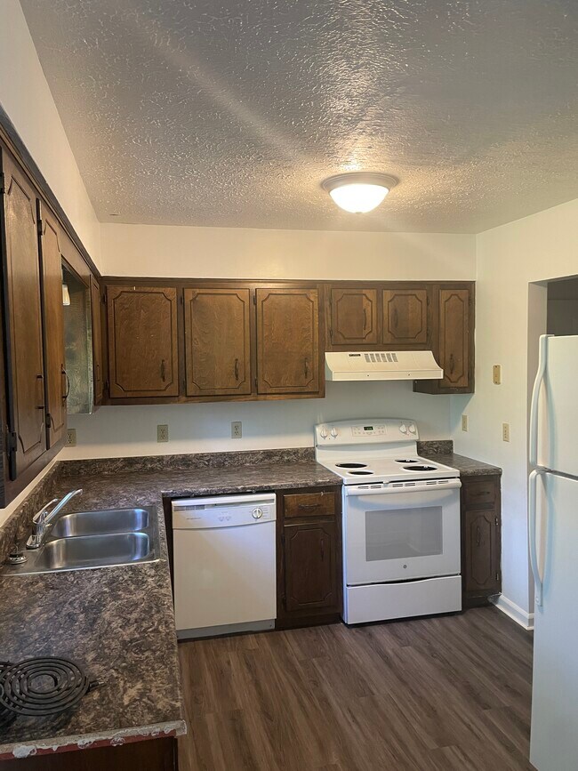 Kitchen - 280 Berkley Ct