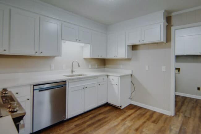 Building Photo - 2475 Drexel Dr