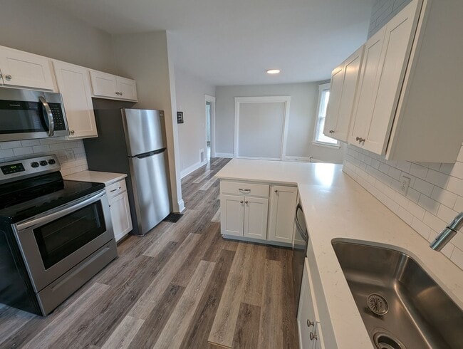 Building Photo - Beautiful Housing Convenient to Xavier Campus with Bonus Room