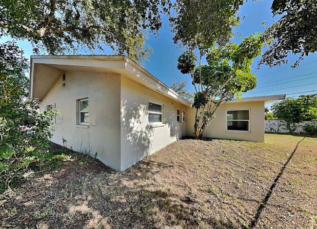 Building Photo - 1355 Stratford Dr