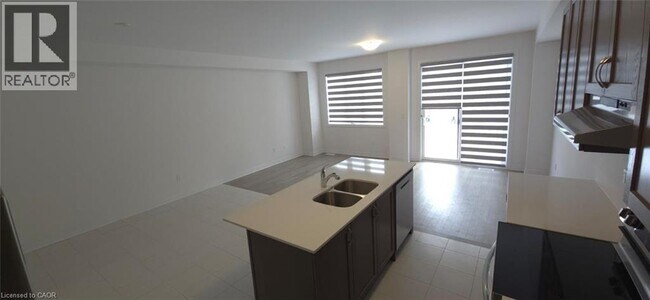 Building Photo - 925 Douro St