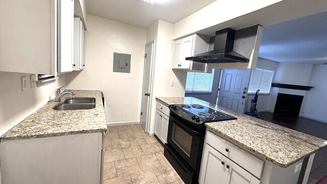 Building Photo - 1932 Hidden Way