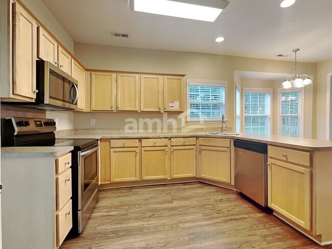 Foto del edificio - 8296 Chatham Oaks Dr