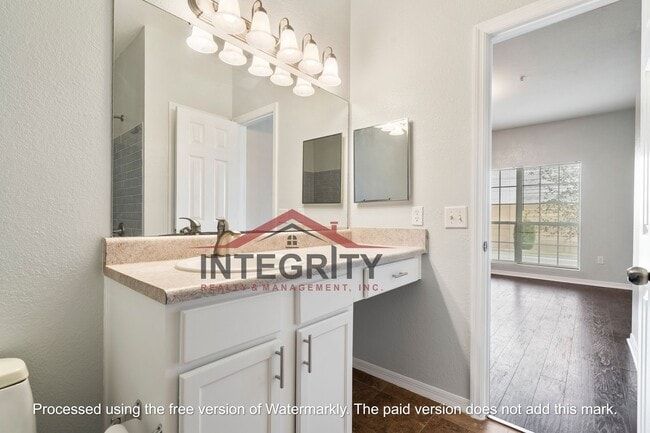 Building Photo - 2 BED \ 2 BATH in Point Meadows