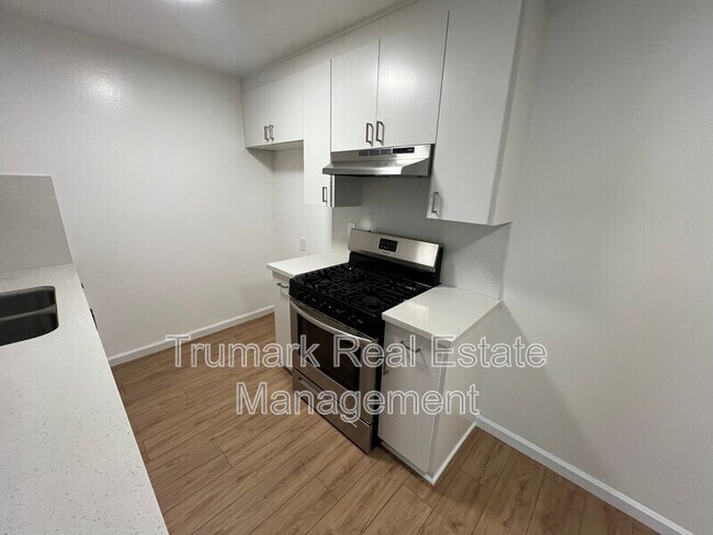 Foto del edificio - 2713 Montrose Ave