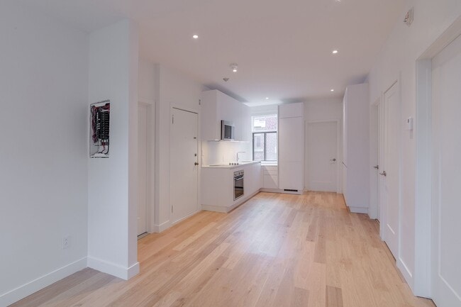 Building Photo - 6885-6891 Sherbrooke west