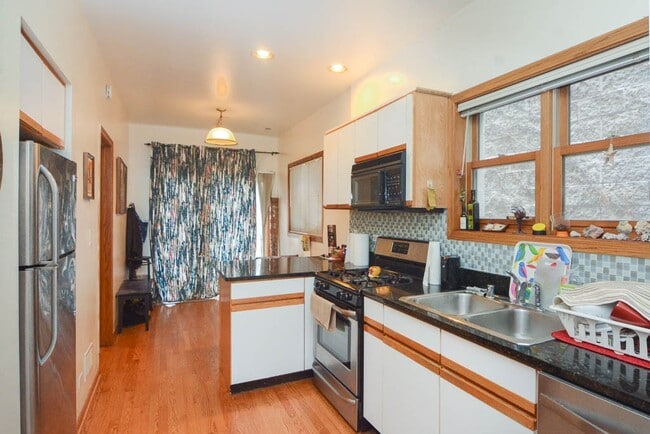 Building Photo - 3717 N Janssen Ave