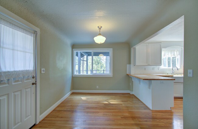 Building Photo - 2346 SW 6th Ave