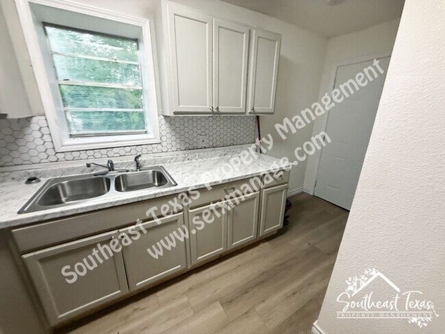 Foto del edificio - 908 Stilwell Blvd