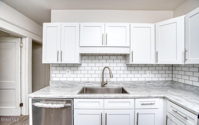 Building Photo - 1538 Nott St