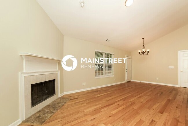 Foto del edificio - 3 Bedroom Pet-Friendly Home in Flowery Branch, GA with Main Street Renewal