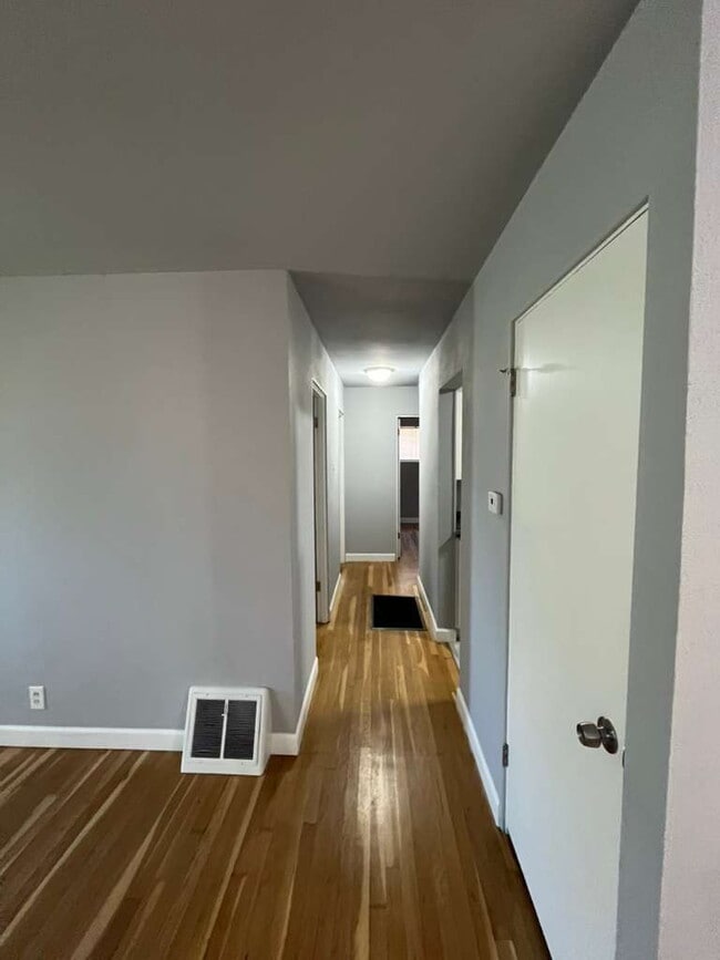 Foto del edificio - 3/1 on Spring Garden available 10/1/2026 - Beautiful inside + GARAGE
