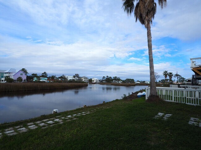 Foto del edificio - Gorgeous water views just blocks from the ...