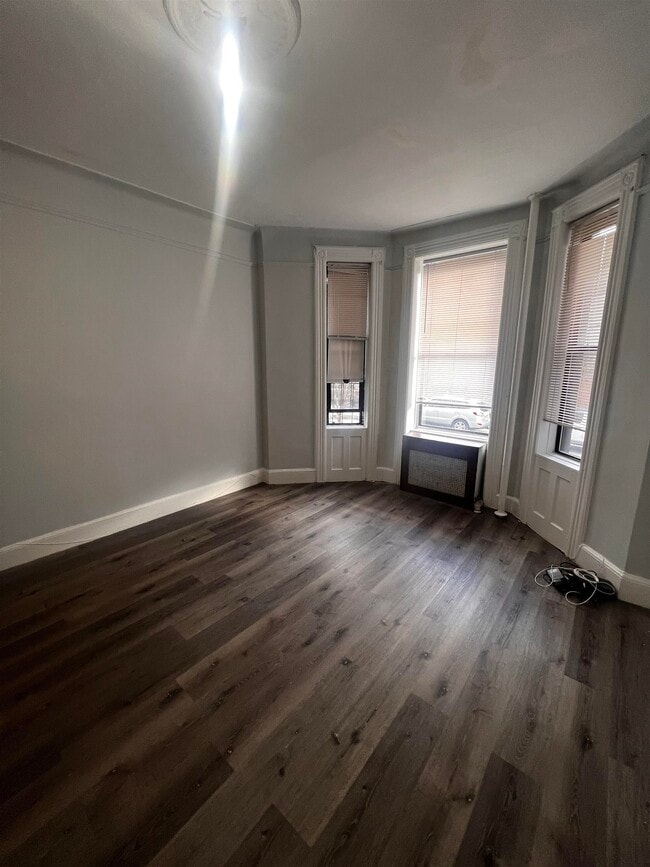 Building Photo - 46 49th St
