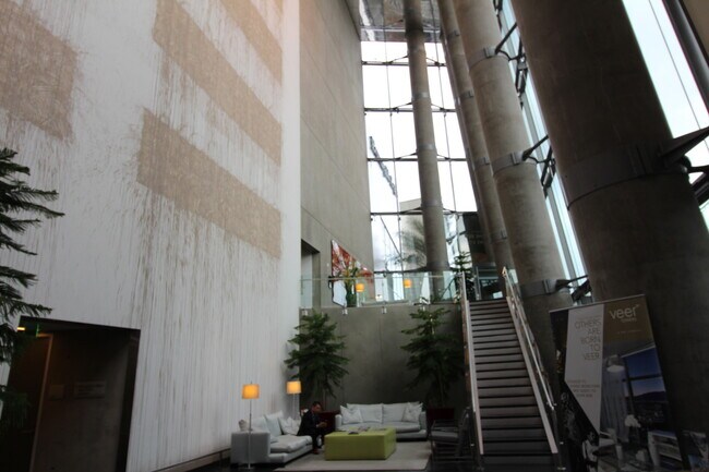 Foto del edificio - SHOWINGS AVAILABLE NOW