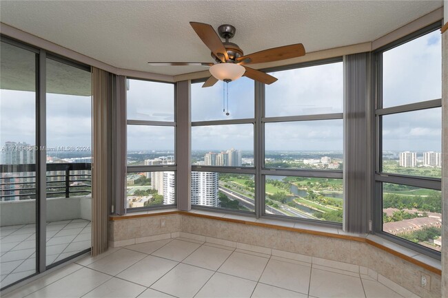 Foto del edificio - 3500 Mystic Pointe Dr