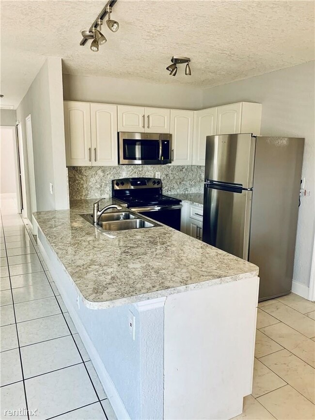 Building Photo - 4 br, 1.5 bath House - 611 SW 28th Dr