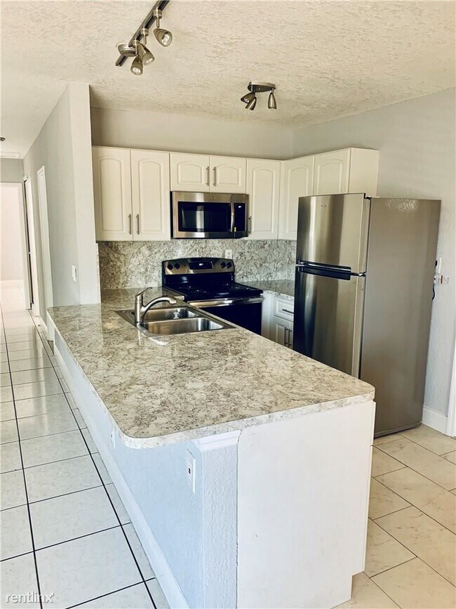 Foto del edificio - 4 br, 1.5 bath House - 611 SW 28th Dr