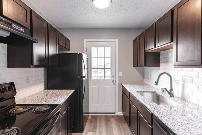 Foto del edificio - 2 Bedroom Townhome Apartment!