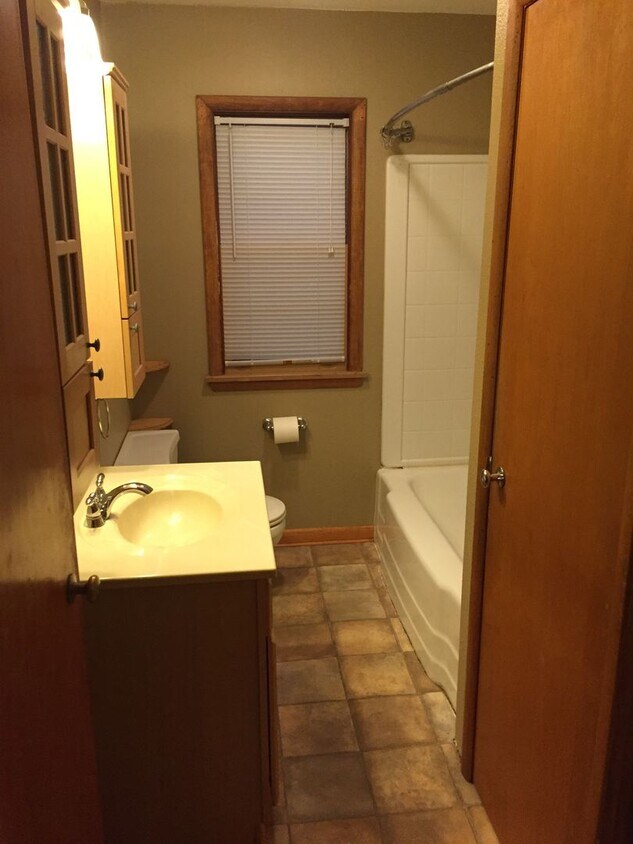 Primary Photo - Rent $1375 - 2 Bedroom, 1.5 Bath house wit...