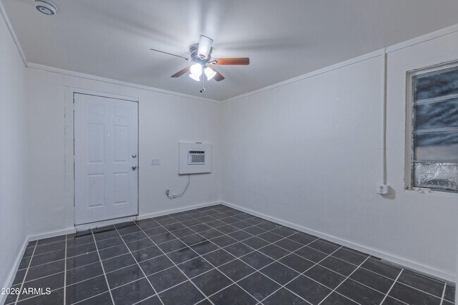 Foto del edificio - 5946 West Myrtle Ave