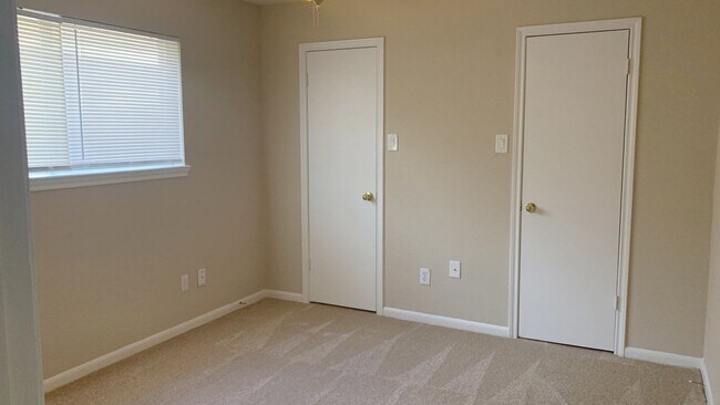 Building Photo - 3730 Village Grove Dr