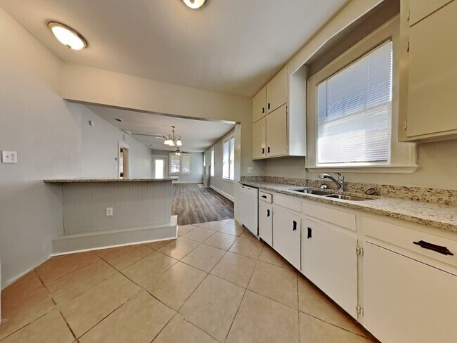 Foto del edificio - 2664 Dellwood Ave