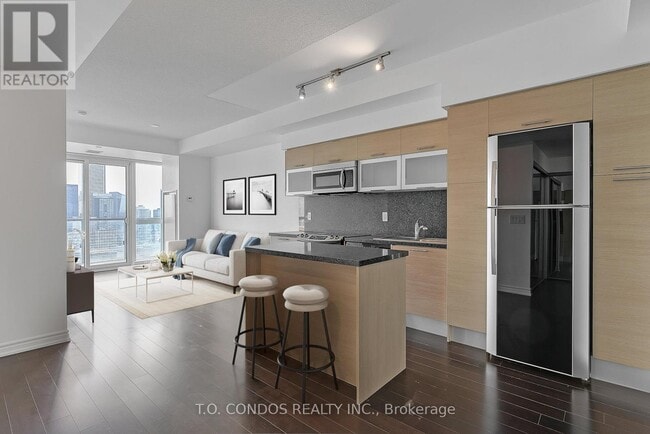 Building Photo - 386 Yonge St