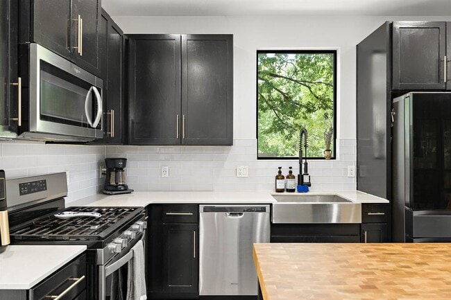 Building Photo - 408 W Odell St