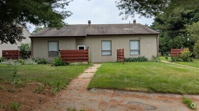 Building Photo - 847 Kerns Dr NE