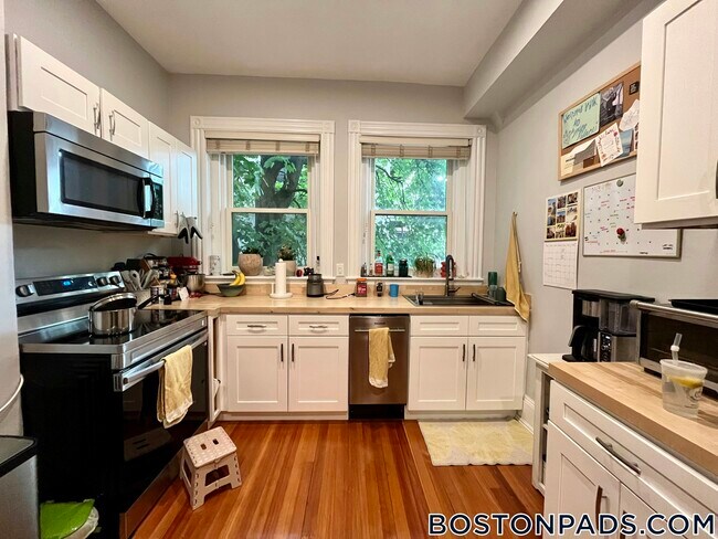 Building Photo - 917 Beacon St