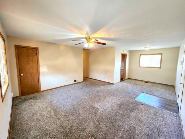 Building Photo - Easy Access to Shopping and Highway!