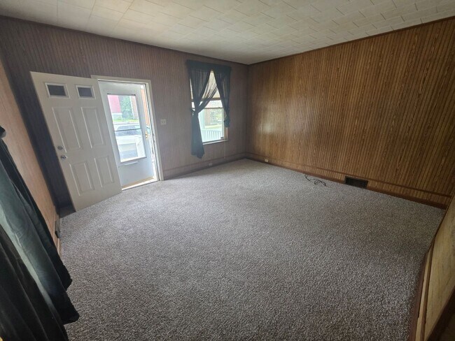 Foto del edificio - 2-bedroom, 1-bath home in New Brighton
