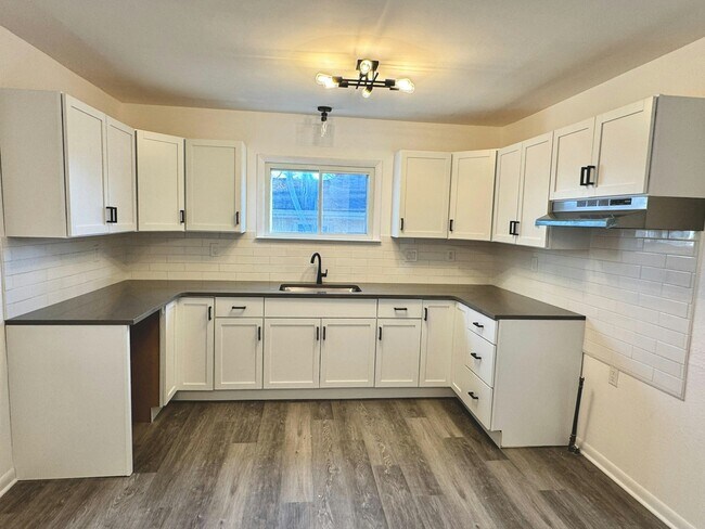 Foto del edificio - 6022 Clover Ln