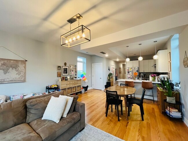 Building Photo - 3253 N Elston Ave