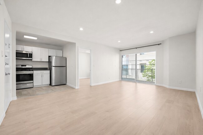 Foto del edificio - RECENTLY RENOVATED | 3 BED 2 BATH WITH BALCONY & PARKING