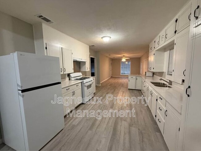 Building Photo - 227 E Peach St