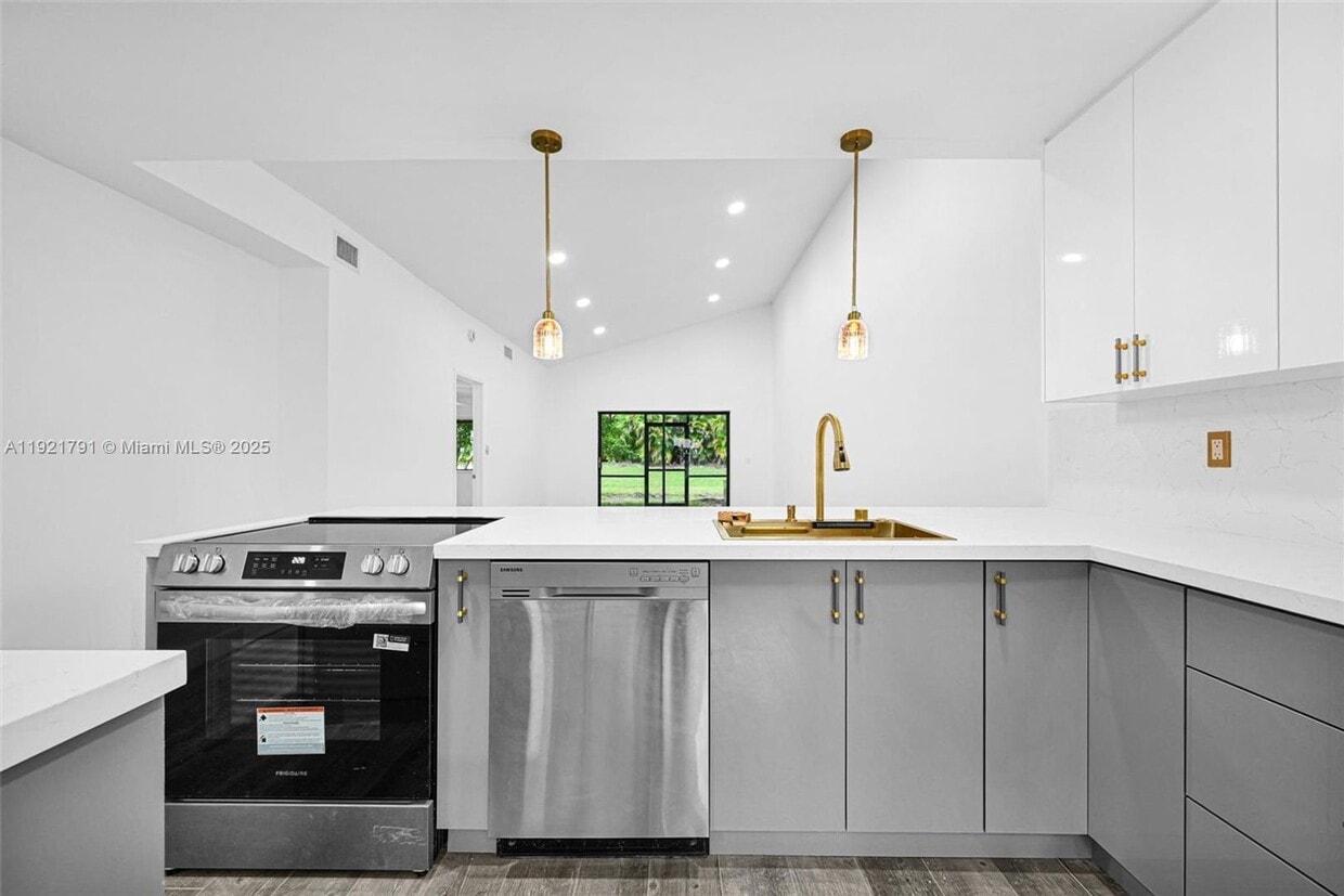 Photo - 453 Lakeview Drive 1, Weston, FL 33326